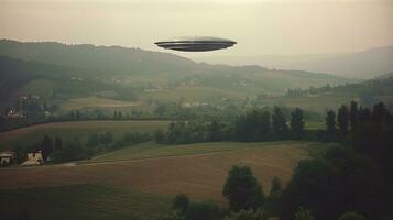 generativ ai, UFO Über das Italienisch Landschaft Jahrgang Foto, Aliens Zeugen retro 1930er Jahre Stil Fotografie foto