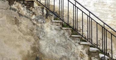 Steintreppe mit Handläufen foto