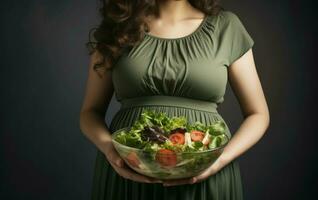 schwanger Frau mit groß Schüssel Salat. generieren ai foto