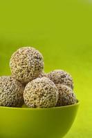 Amaranth oder Rajgira laddu, cholai ke laddo in grüner Schüssel auf grünem Hintergrund foto