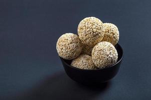 Amaranth oder Rajgira Laddu, Cholai Ke Laddo in schwarzer Schüssel auf schwarzem Hintergrund foto