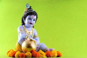 Hindu-Gott Krishna auf grünem Hintergrund foto