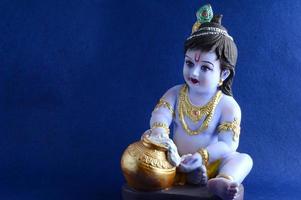 Hindu-Gott Krishna auf blauem Hintergrund foto