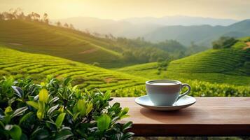 warm Tasse von Tee und organisch Grün Tee eaf auf hölzern Tabelle foto