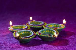 Ton-Diya-Lampen während der Diwali-Feier beleuchtet. Grußkartendesign indisches hinduistisches Lichtfestival namens Diwali foto