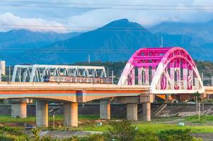 Zug überquert die Brücke in der Stadt Zhubei, Hsinchu, Taiwan foto
