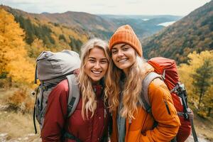 zwei Frauen Selfie zusammen auf das Berg ai generiert Foto