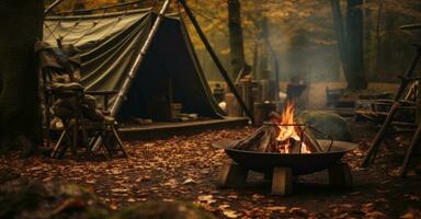 Orange Camping Stuhl und ein Orange Lagerfeuer beim das Lager foto