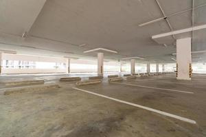 leerer Parkplatz oder Garageninnenraum foto