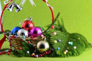 Weihnachtsdekoration Weihnachtskugel und Ornamente mit dem Zweig des Weihnachtsbaums foto