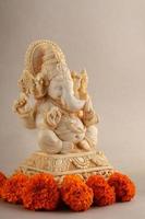 Hindu-Gott Ganesha. Ganesha-Idol im Hintergrund foto