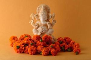 Hindu-Gott Ganesha. Ganesha-Idol auf gelbem Hintergrund foto