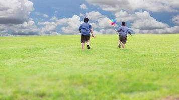 Kinder spielen im Freien foto