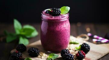 Brombeere Smoothie selektiv Fokus Entgiftung Diät Essen Vegetarier Essen gesund Essen Konzept. foto