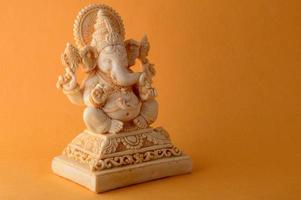 Hindu-Gott Ganesha. Ganesha-Idol auf gelbem Hintergrund foto