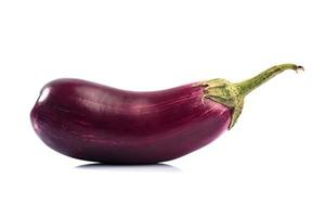 Auberginen- oder Auberginen- oder Brinjal-Gemüse isoliert auf weißem Hintergrund. foto