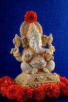 Hindu-Gott Ganesha. Ganesha-Idol auf blauem Hintergrund foto