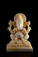 Hindu-Gott Ganesha. Ganesha-Idol auf braunem Hintergrund foto