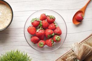 frische Erdbeeren in einer Schüssel auf dem Tisch foto