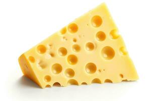 Stück von köstlich Käse Schnitt aus auf ein Weiß Hintergrund. foto