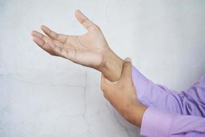 Mann leidet Schmerzen in der Hand Nahaufnahme foto