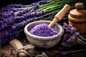 Granatwerfer mit Lavendel Blumen auf Tisch. Zutat zum natürlich kosmetisch foto