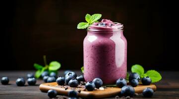 Blaubeere Smoothie selektiv Fokus Entgiftung Diät Essen Vegetarier Essen gesund Essen Konzept. foto