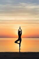 jung Frau üben Yoga auf ein Strand beim Sonnenaufgang mit ein klar Himmel zum reichlich Kopieren Raum ai generativ foto