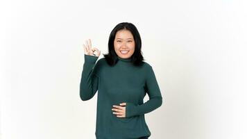 zeigen in Ordnung Zeichen Hand Geste von schön asiatisch Frau isoliert auf Weiß Hintergrund foto