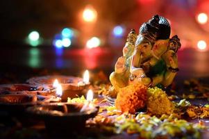 Ton-Diya-Lampen, die während der Diwali-Feier mit Lord Ganesha beleuchtet wurden. Grußkartendesign indisches hinduistisches Lichtfestival namens Diwali foto