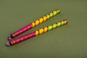 indisches Festival Dussehra und Navratri, Dandiya-Sticks. foto