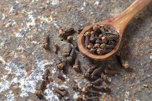 Nelken auf einem strukturierten Hintergrund. Gewürze, Lebensmittel und Küchenzutaten. foto