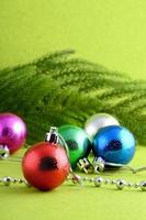 Weihnachtsdekoration Weihnachtskugel und Ornamente mit dem Zweig des Weihnachtsbaums foto