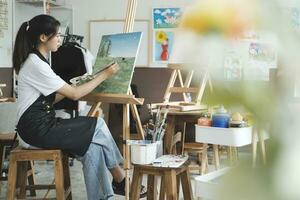 basteln Inspiration weiblich Künstler Skizzierung und Gemälde im Werkstatt foto