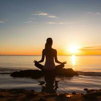 jung Frau üben Yoga auf ein Strand beim Sonnenaufgang mit ein klar Himmel zum reichlich Kopieren Raum ai generativ foto