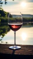 Nahansicht von Glas von rot Wein reflektieren Weinberg Landschaft Angebot heiter Ambiente ai generativ foto