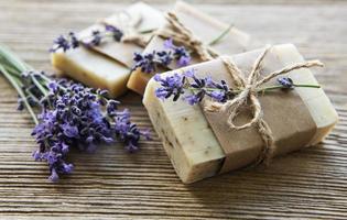 handgemachte Seifenstücke mit Lavendel foto