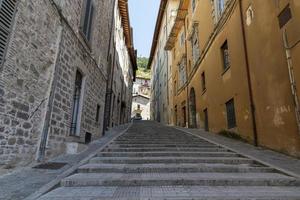 Architektur von Straßen und Gebäuden in der Stadt Gubbio foto