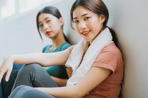 Zwei asiatische Frauen machen eine Yoga-Pause foto