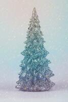 Weihnachten Komposition. mehrfarbig Weihnachten Baum auf ein grau Hintergrund mit festlich funkelt. glücklich Feiertage. minimal Neu Jahr Konzept. foto