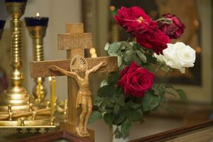 hölzern Kreuz mit Jesus. dekoriert Kirche Altar foto