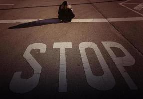 Frau am Stoppschild foto