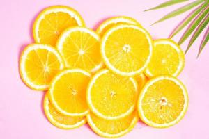Orangenscheiben auf rosa Hintergrund foto