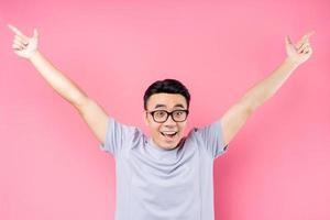 Porträt des asiatischen Mannes, der auf rosa Hintergrund mit vielen Ausdrücken posiert