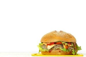 frischer leckerer Burger isoliert auf weißem Hintergrund foto