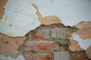 Textur von ein alt Backstein Mauer mit Peeling Weiß malen. foto