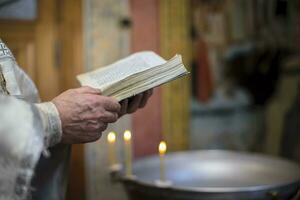 das Hände von das Priester halt das Bibel. orthodox Vater foto