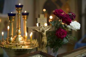 hölzern Kreuz mit Jesus. dekoriert Kirche Altar foto