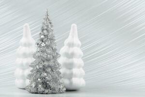 Weihnachten oder Neu Jahr Hintergrund mit Silber schneebedeckt Tanne Baum. hell festlich Hintergrund. foto