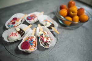 Herstellung schön und köstlich Eis Sahne dekoriert mit köstlich Süßigkeiten foto